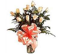 Florero de 12 rosas crema