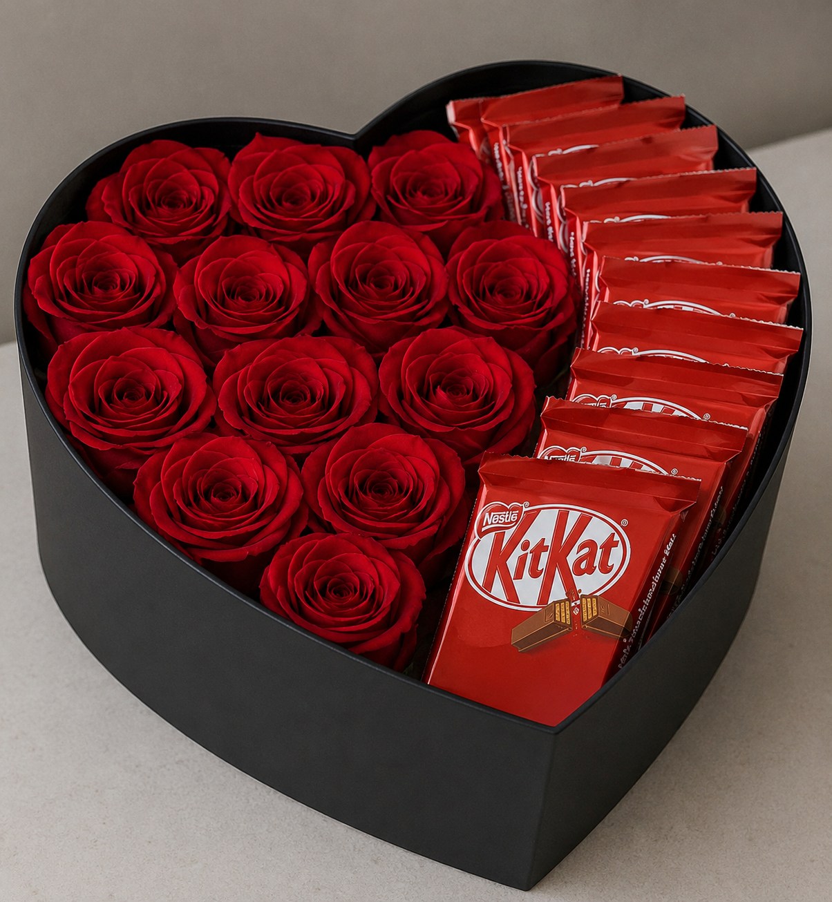 Foto de Caja Corazon con 12 rosas y kitkat