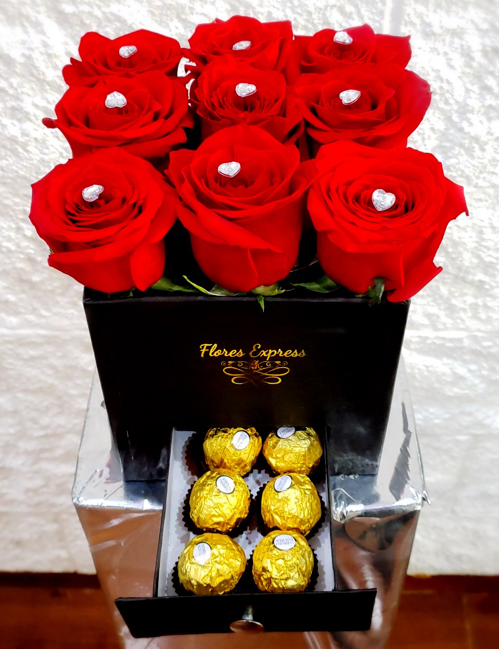 Foto de Caja 9 Rosas Diamante con cajon de Ferrero Rocher 