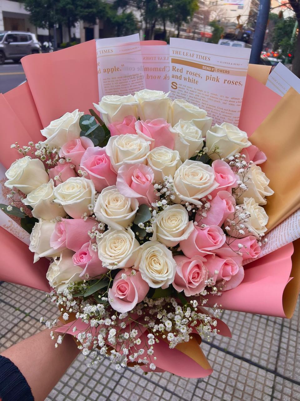 Foto de Ramo Oriental 36 rosas importadas rosadas y blancas 
