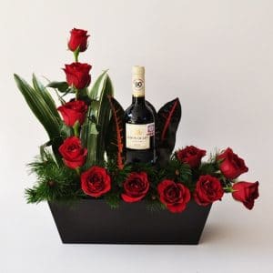 Foto de Arreglo 12 rosas medialuna y vino 