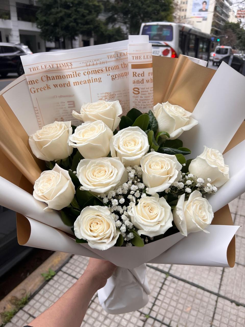 Foto de Ramo Oriental 12 rosas Blancas  importadas premium 