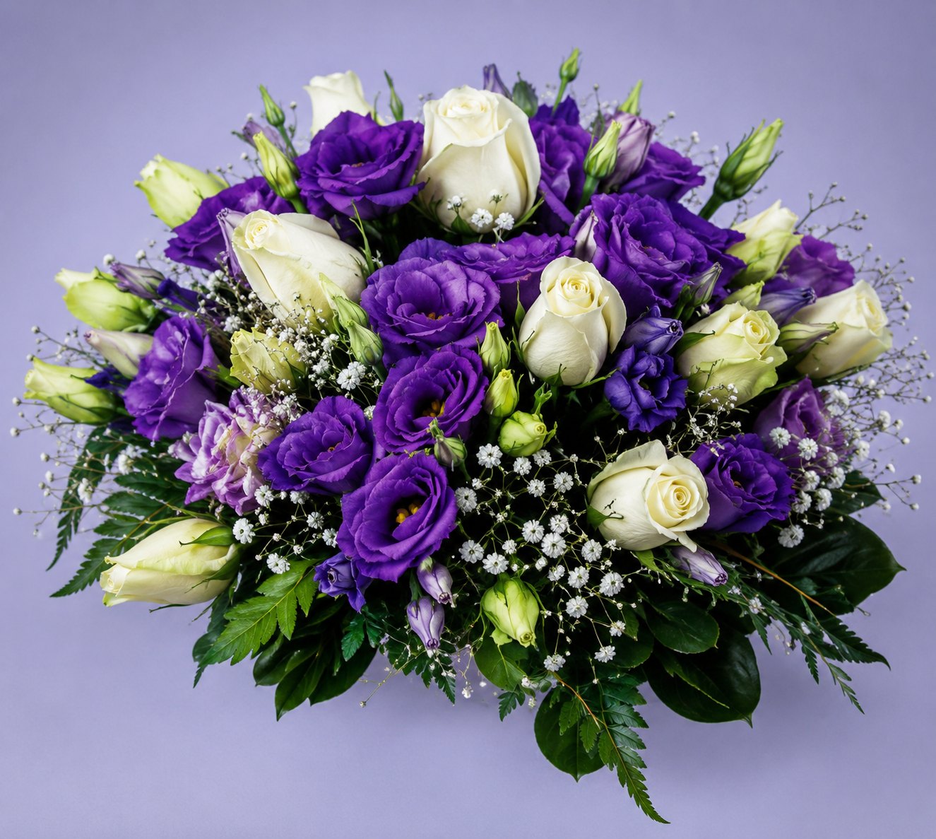 Foto de Centro de mesa especial con lisianthus y rosas blancas