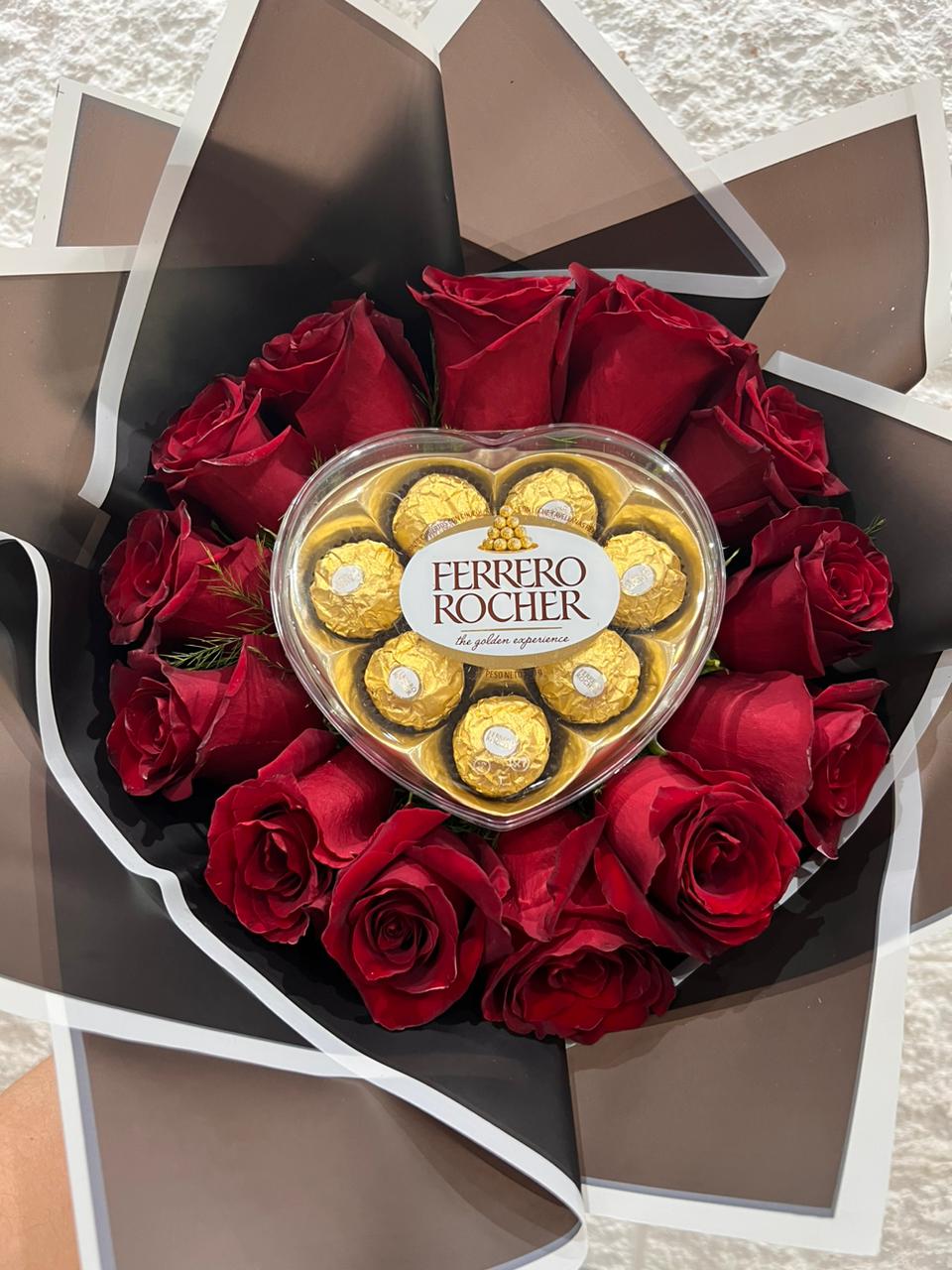 Foto de Rosas y ferrero corazon
