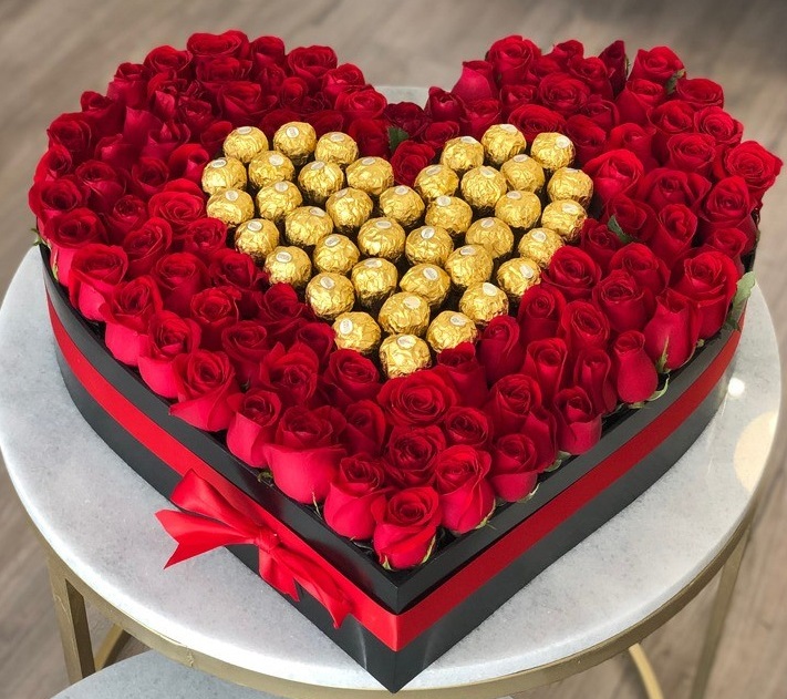 Foto de Caja Corazon 100 rosas y ferrero rocher