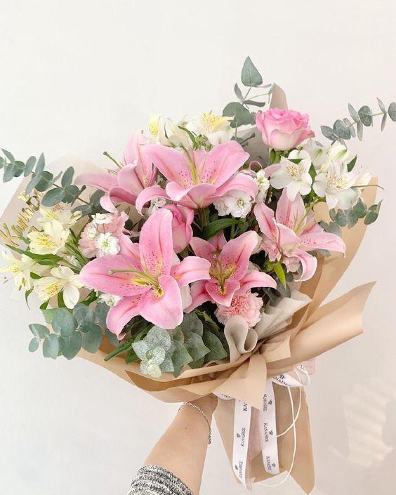 Foto de Ramo Oriental Lilium Rosas Y Alstromerias Tonos Rosados y Blancos 