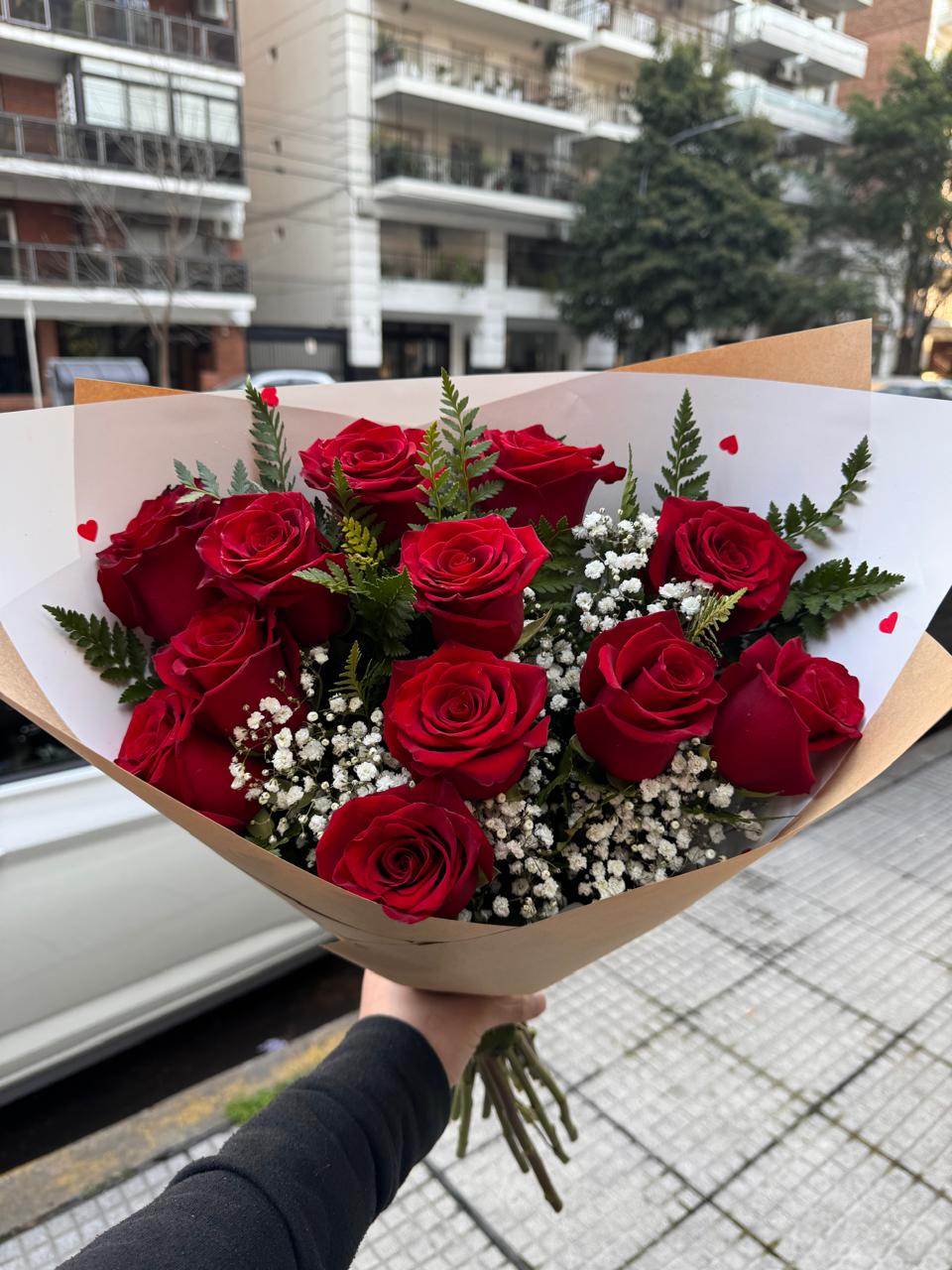 Foto de Ramo 12 Rosas importadas papel madera 