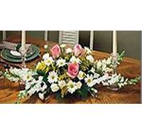 Foto de Centro de mesa especial con flores de estación y rosas