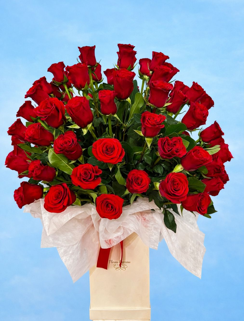 Foto de Caja Alta con 100 rosas importadas