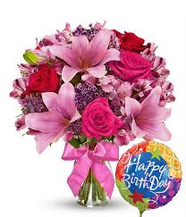 Foto de Florero con lilium rosas y alstromerias con globo feliz cumpleaos