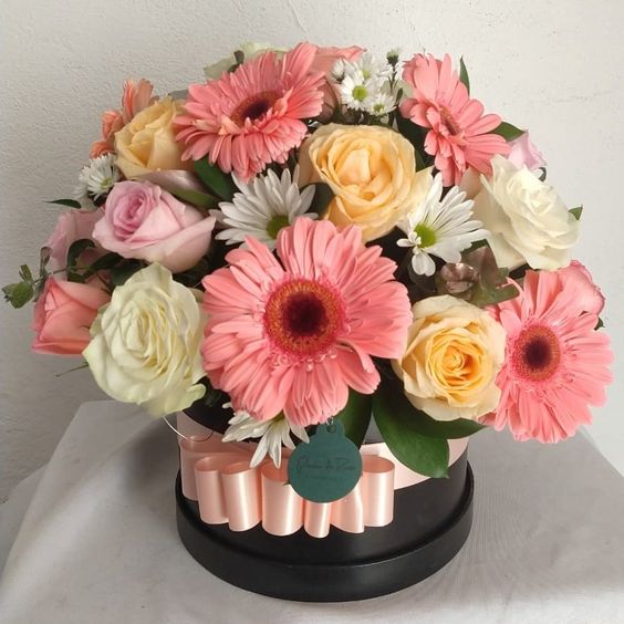 Foto de Caja con gerberas y rosas 
