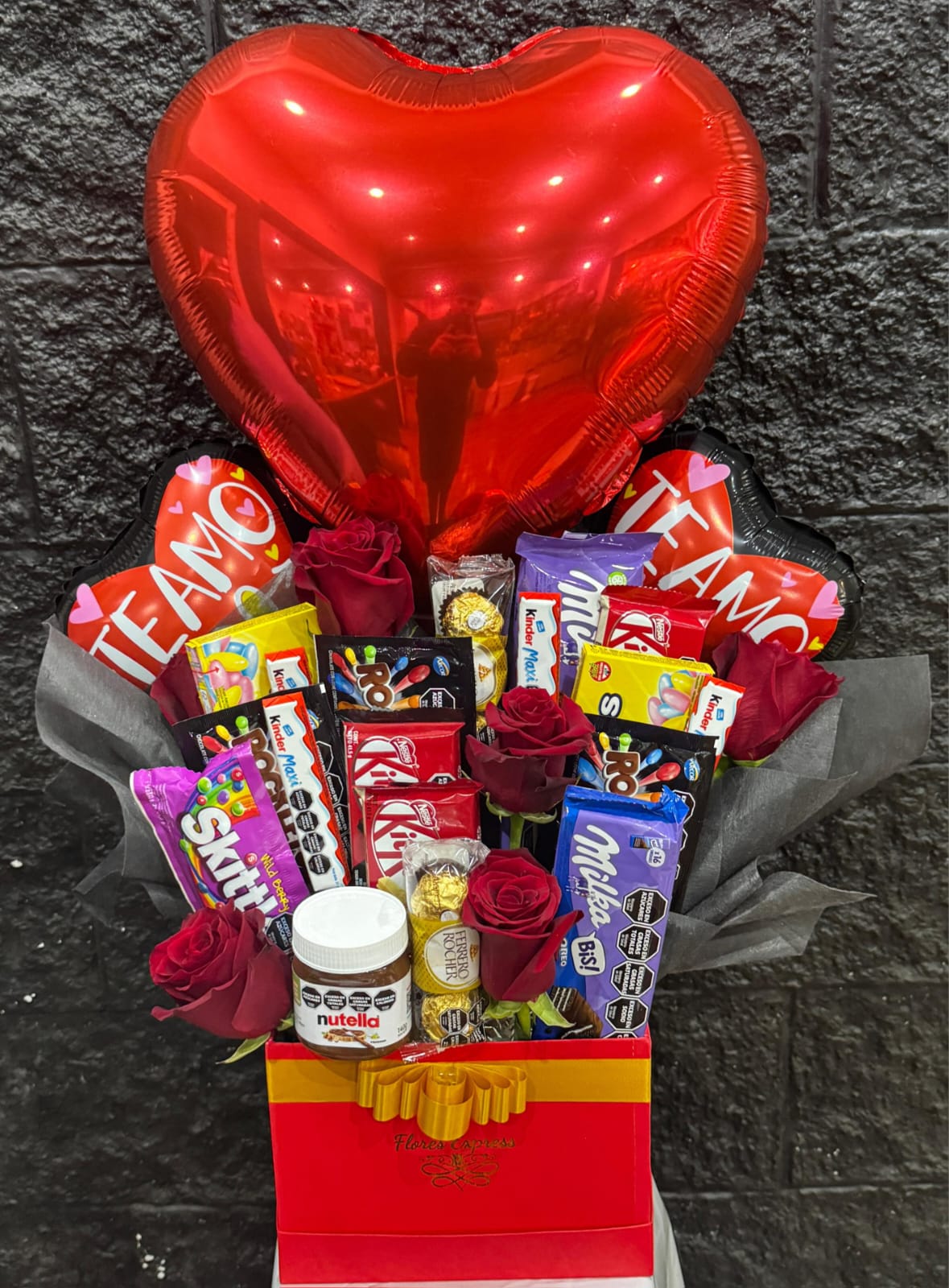 Foto de Caja de Golosinas premium con rosas 