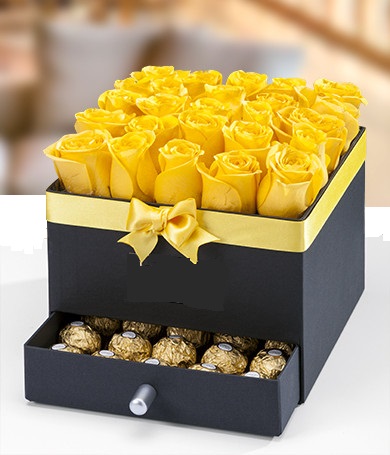 Foto de CAJA CON 25 ROSAS AMARILLAS Y CAJON SORPRESA CON FERRERO 